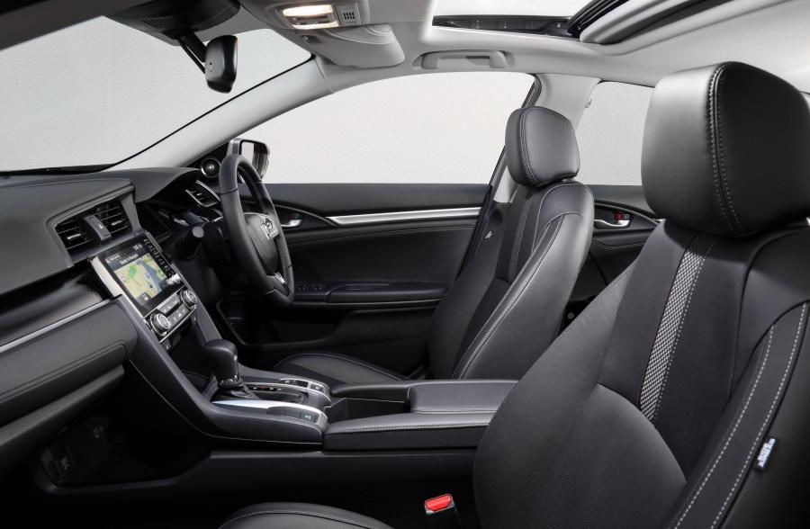 Интерьер Honda Civic VTi-LX Sedan (FC) 2019 года  (AU) (фото 16 из 28)